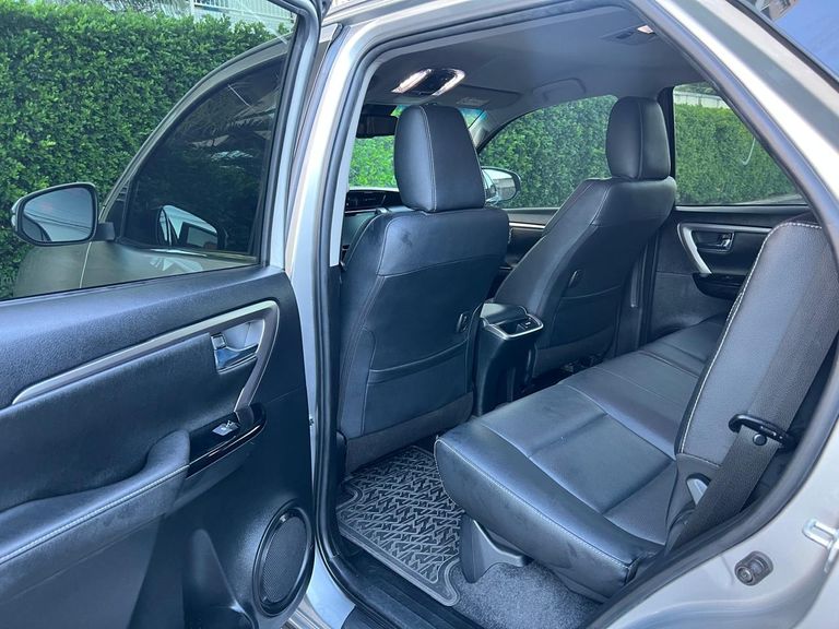 Toyota Hilux SW4 SRX 4x4 2.8 TDI 16V Dies. Aut.