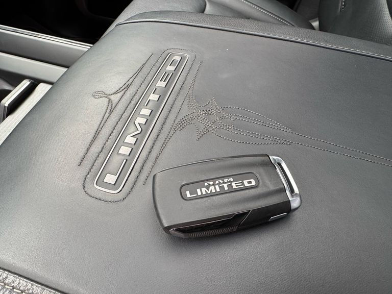 RAM 1500 LIMITED NIGHT EDITION 5.7 4x4 Aut.