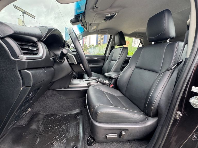 Toyota Hilux SW4 SRX 4x4 2.8 TDI 16V Dies. Aut.