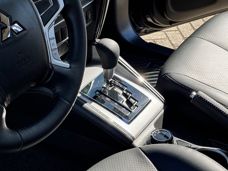 Mitsubishi L200 Tri. S. Outd. Plus 2.4 4x4 Die. Aut