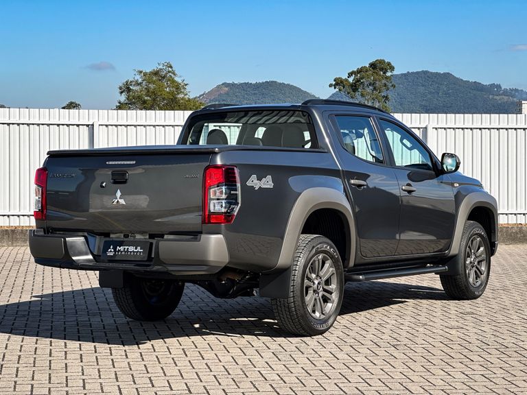 Mitsubishi L200 Tri. S. Outd. Plus 2.4 4x4 Die. Aut