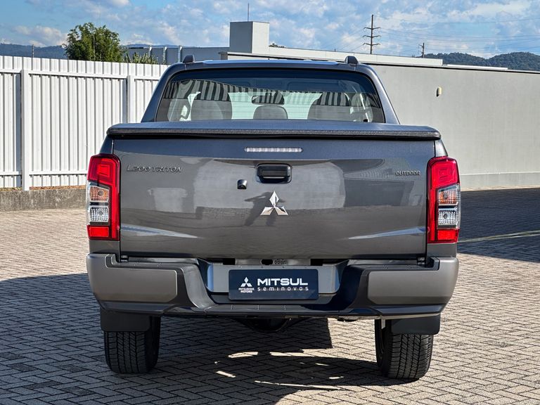 Mitsubishi L200 Tri. S. Outd. Plus 2.4 4x4 Die. Aut