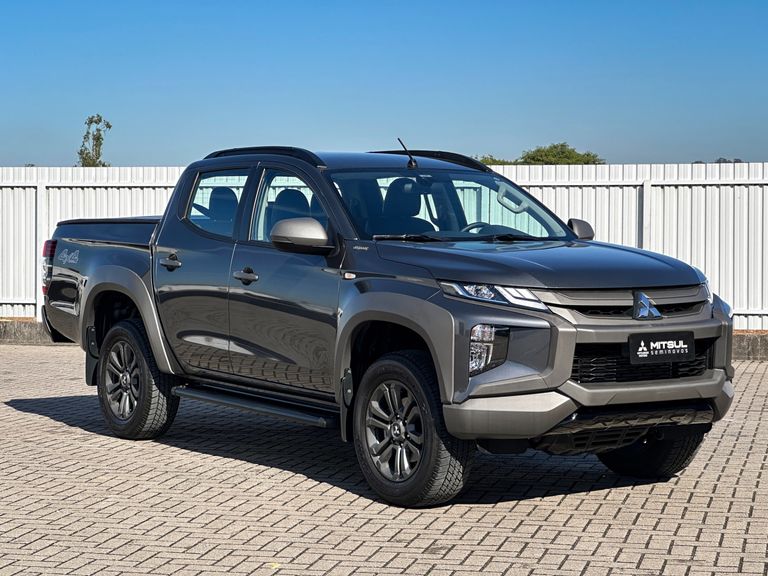 Mitsubishi L200 Tri. S. Outd. Plus 2.4 4x4 Die. Aut