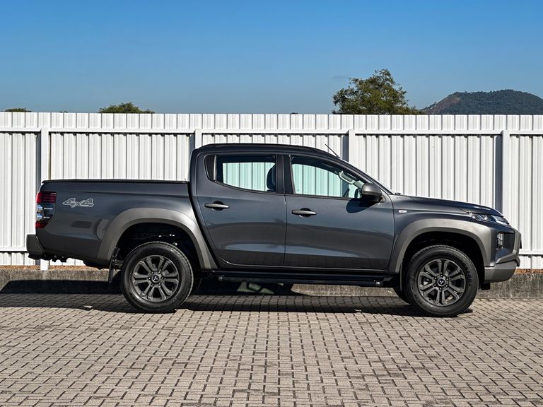 Mitsubishi L200 Tri. S. Outd. Plus 2.4 4x4 Die. Aut