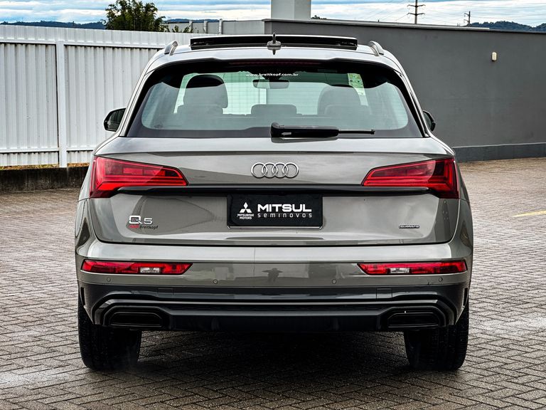 Audi Q5 S-Line Black 2.0 TFSI Quat. S-Tronic