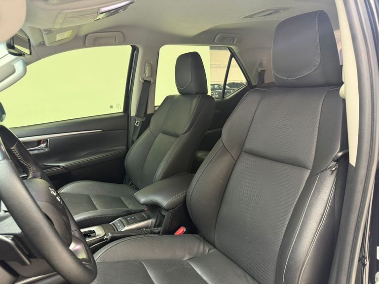 Toyota Hilux SW4 SRX 4x4 2.8 TDI 16V Dies. Aut.