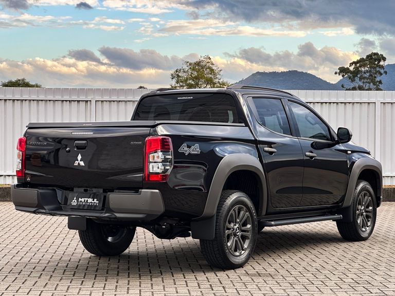 Mitsubishi L200 Tri. S. Outd. Plus 2.4 4x4 Die. Aut