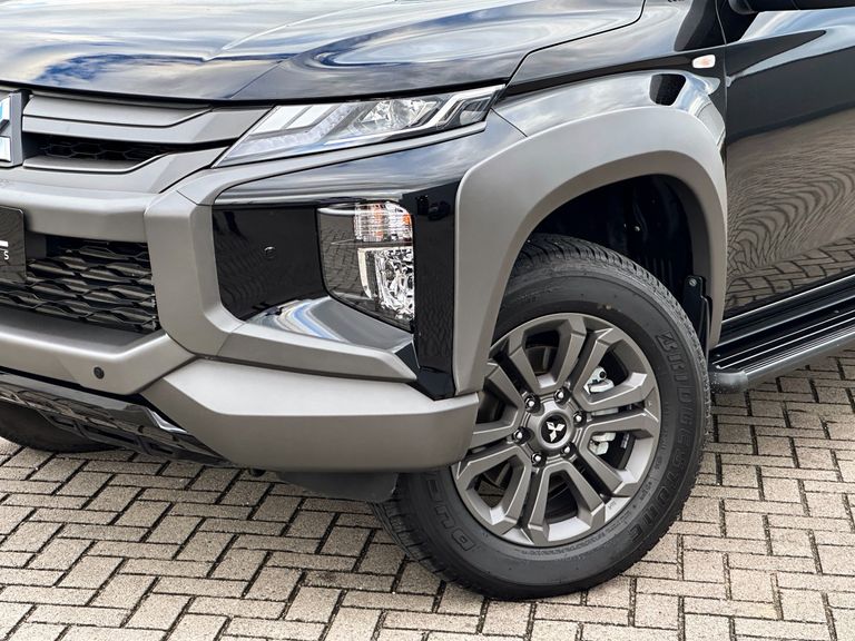 Mitsubishi L200 Tri. S. Outd. Plus 2.4 4x4 Die. Aut