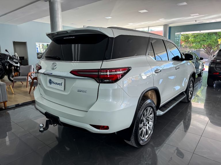 Toyota Hilux SW4 SRX 4x4 2.8 TDI 16V Dies. Aut.