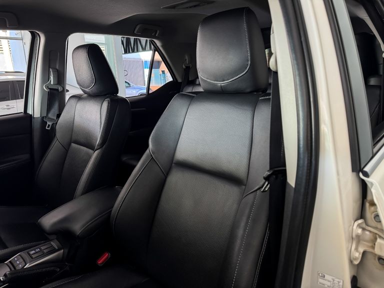 Toyota Hilux SW4 SRX 4x4 2.8 TDI 16V Dies. Aut.