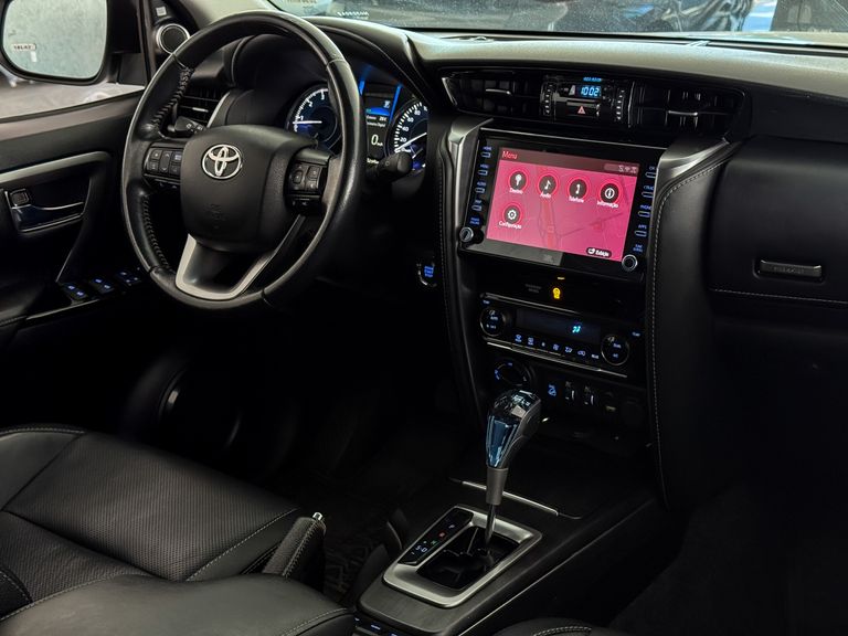 Toyota Hilux SW4 SRX 4x4 2.8 TDI 16V Dies. Aut.