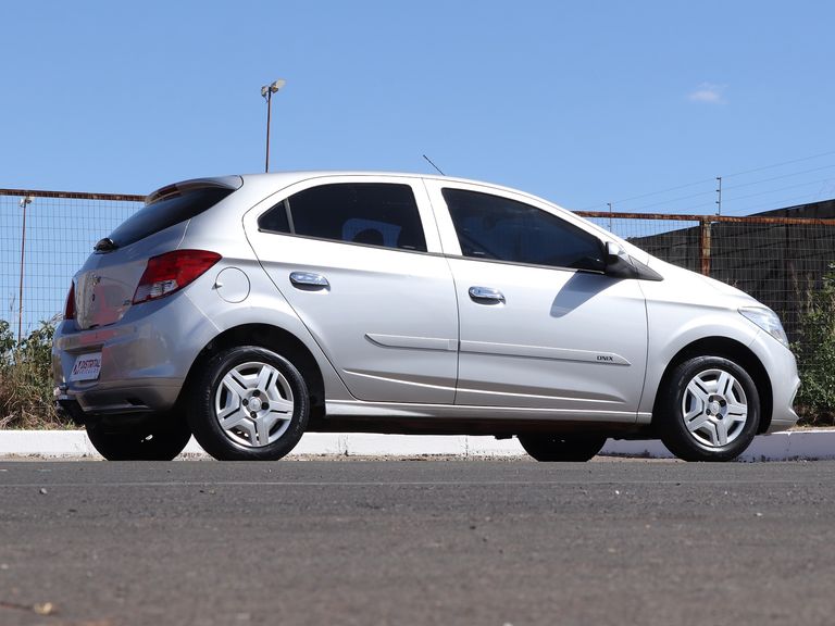 Chevrolet ONIX HATCH Joy 1.0 8V Flex 5p Mec.