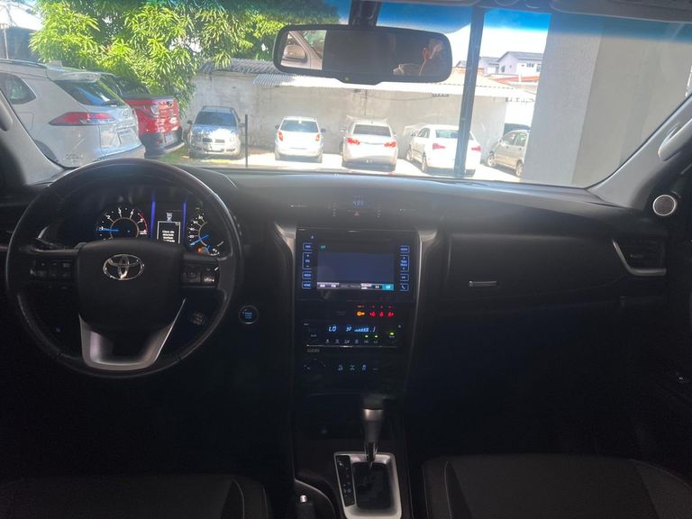 Toyota Hilux SW4 SRX 4x4 2.8 TDI 16V Dies. Aut.