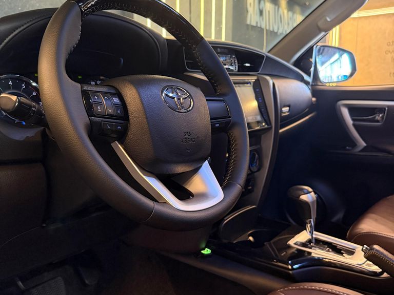 Toyota Hilux SW4 SR 4x2 2.7/ 2.7 Flex 16V Aut.