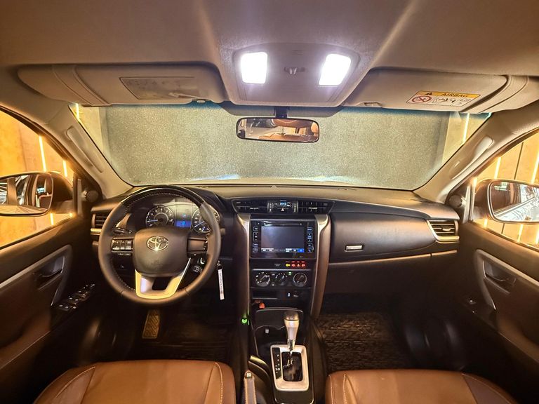 Toyota Hilux SW4 SR 4x2 2.7/ 2.7 Flex 16V Aut.
