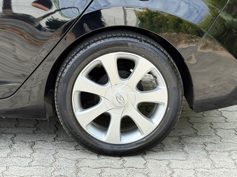 Hyundai Elantra GLS 1.8 16V Aut.