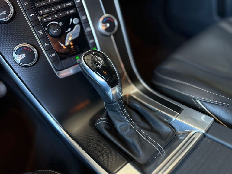 Volvo XC 60 T-5 R-DESIGN 2.0 FWD 5p