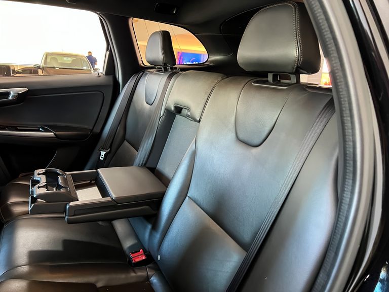 Volvo XC 60 D-5 MOMENTUM 2.4  AWD Diesel  5p