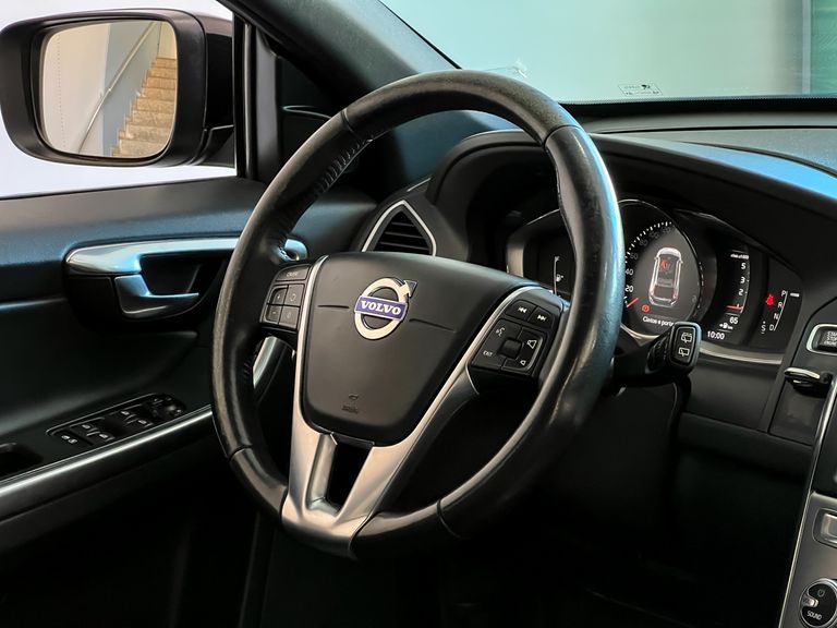 Volvo XC 60 D-5 MOMENTUM 2.4  AWD Diesel  5p