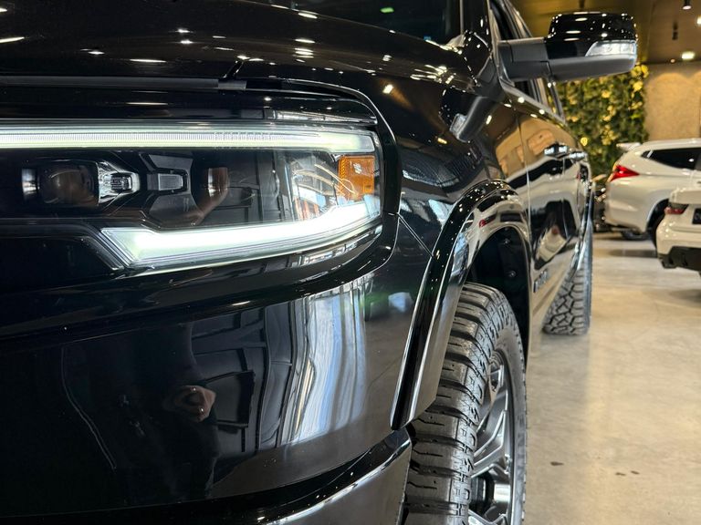 RAM 1500 LIMITED NIGHT EDITION 5.7 4x4 Aut.