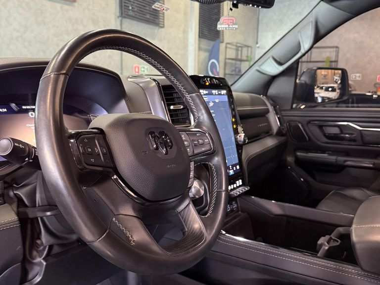 RAM 1500 LIMITED NIGHT EDITION 5.7 4x4 Aut.