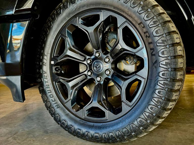 RAM 1500 LIMITED NIGHT EDITION 5.7 4x4 Aut.
