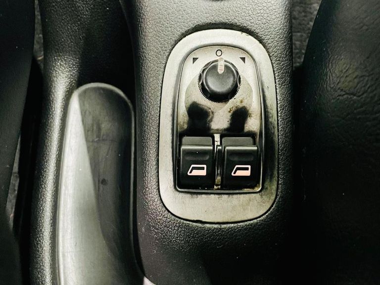 Peugeot 207 XR 1.4 Flex 8V 5p