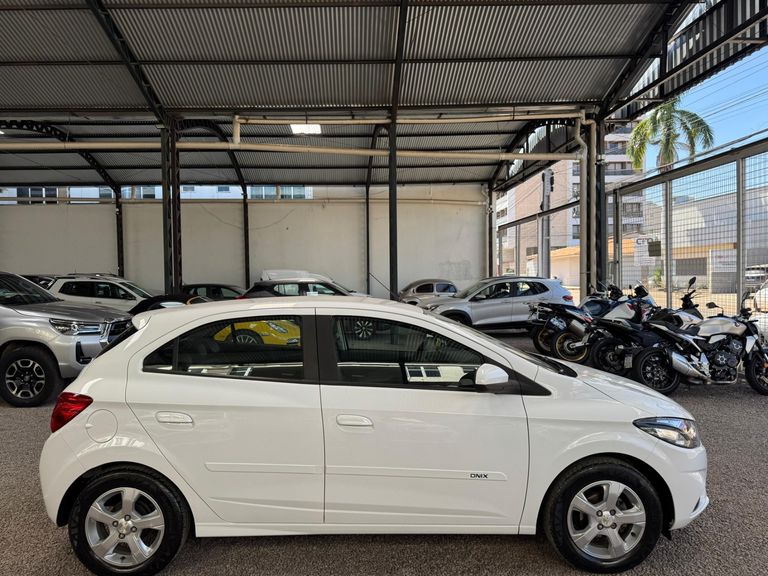 Chevrolet ONIX HATCH LT 1.4 8V FlexPower 5p Mec.