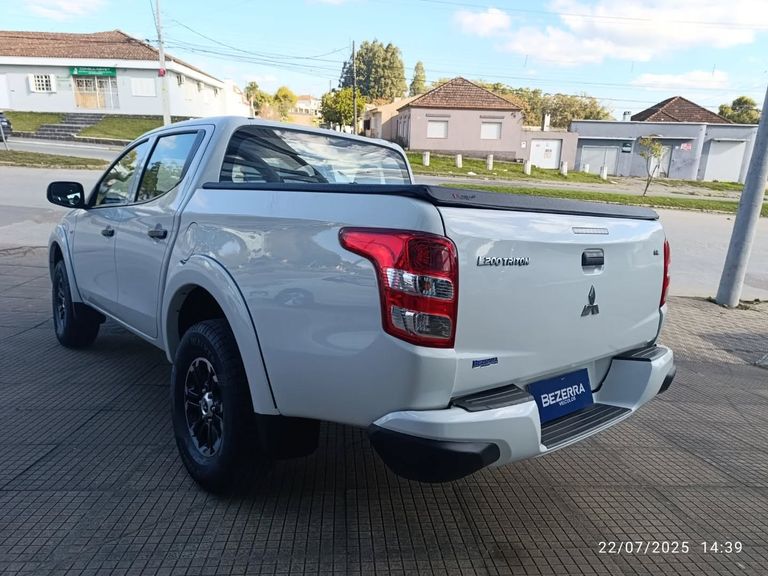 Mitsubishi L200 Tri. Outdo. GLS 2.4 CD 4x4 Die. Aut