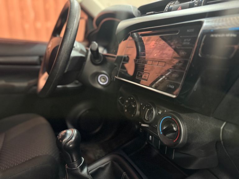 Toyota Hilux CD 4x4 2.8 Diesel Mec.