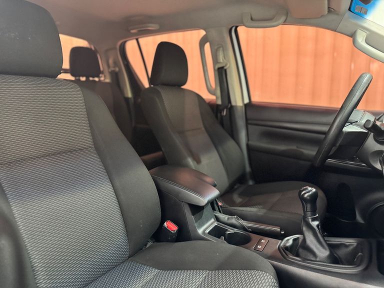Toyota Hilux CD 4x4 2.8 Diesel Mec.