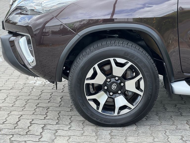 Toyota Hilux SW4 SRX Diamo. 4x4 2.8 TB Die Aut.