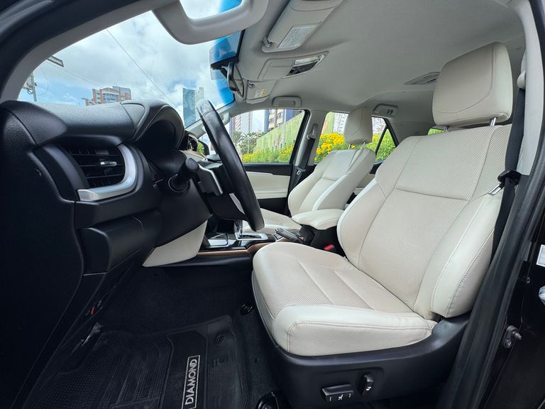Toyota Hilux SW4 SRX Diamo. 4x4 2.8 TB Die Aut.