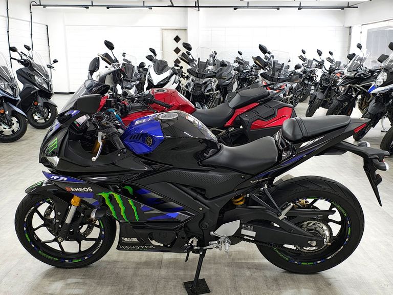 YAMAHA YZF R-3 321/ABS