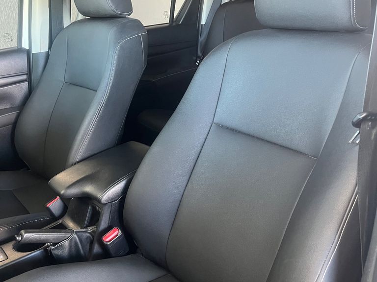 Toyota Hilux CD 4x4 2.8 Diesel Mec.