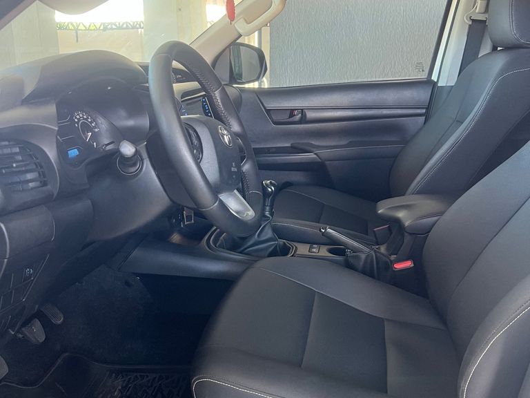 Toyota Hilux CD 4x4 2.8 Diesel Mec.