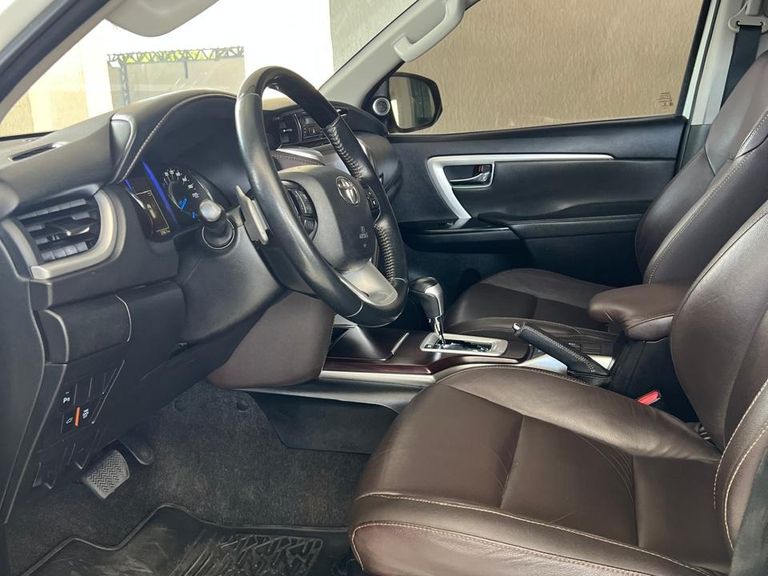 Toyota Hilux SW4 SRX 4x4 2.8 TDI 16V Dies. Aut.