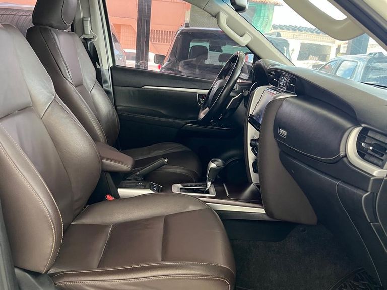 Toyota Hilux SW4 SRX 4x4 2.8 TDI 16V Dies. Aut.