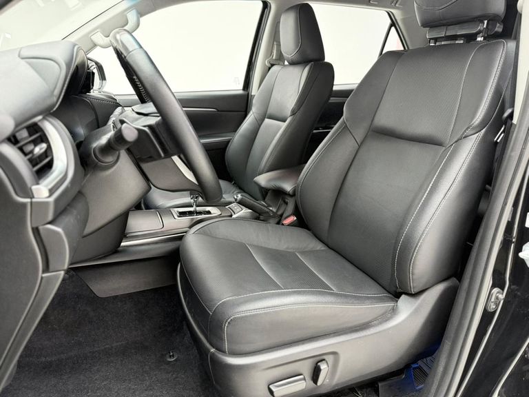 Toyota Hilux SW4 SRX 4x4 2.8 TDI 16V Dies. Aut.