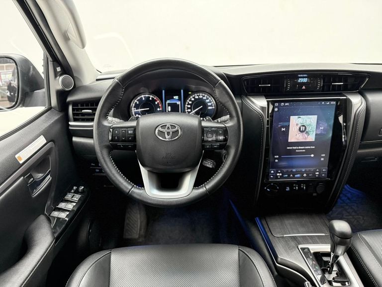 Toyota Hilux SW4 SRX 4x4 2.8 TDI 16V Dies. Aut.