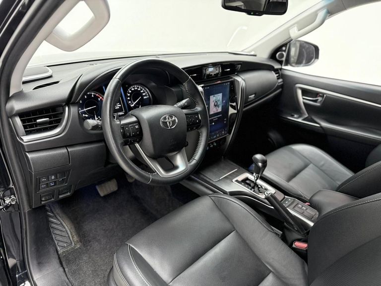 Toyota Hilux SW4 SRX 4x4 2.8 TDI 16V Dies. Aut.