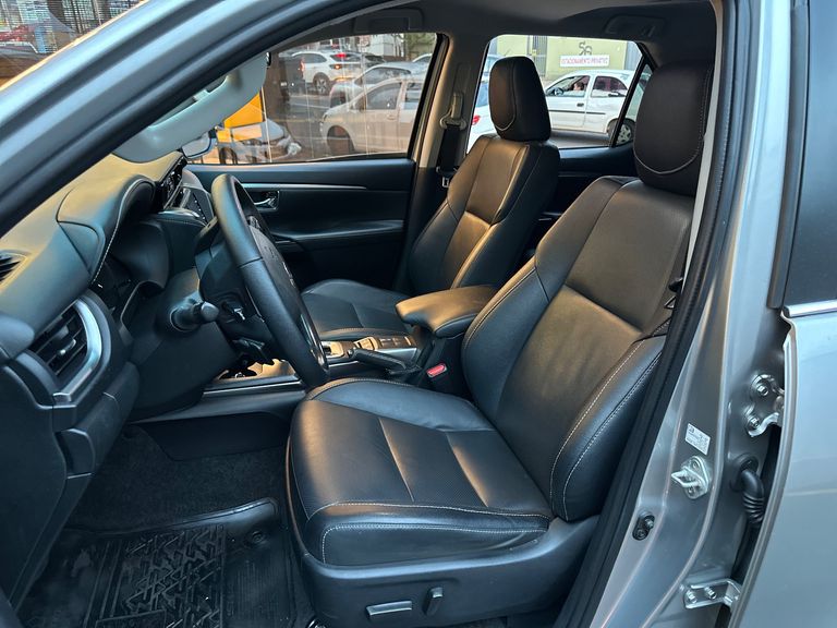 Toyota Hilux SW4 SRX 4x4 2.8 TDI 16V Dies. Aut.