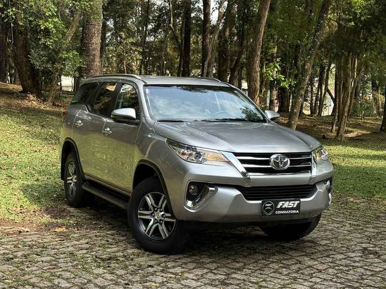 Toyota Hilux SW4 SRV 4x2 2.7 Flex 16V Aut.