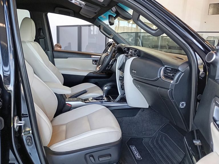 Toyota Hilux SW4 Diamond 2.8 TB 4x4 Die. Aut.