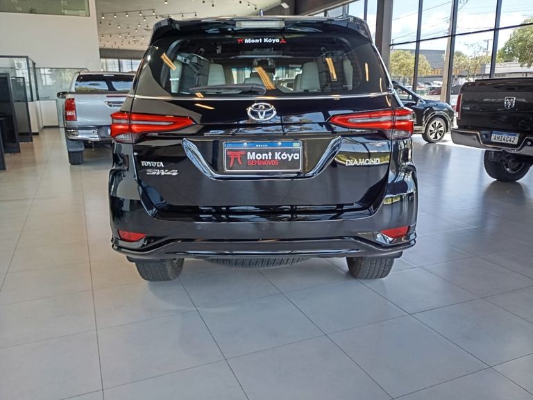 Toyota Hilux SW4 Diamond 2.8 TB 4x4 Die. Aut.