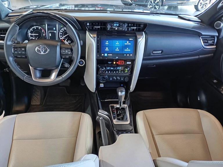 Toyota Hilux SW4 Diamond 2.8 TB 4x4 Die. Aut.