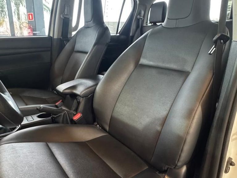 Toyota Hilux CD 4x4 2.8 Diesel Mec.