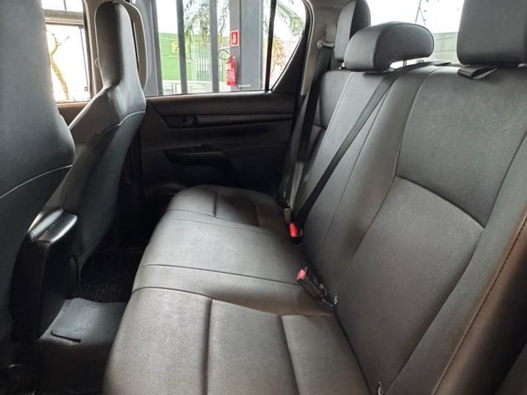 Toyota Hilux CD 4x4 2.8 Diesel Mec.