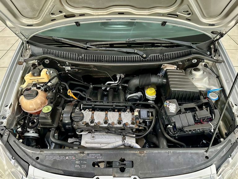 VolksWagen Polo Sedan 1.6 Mi Total Flex 8V 4p
