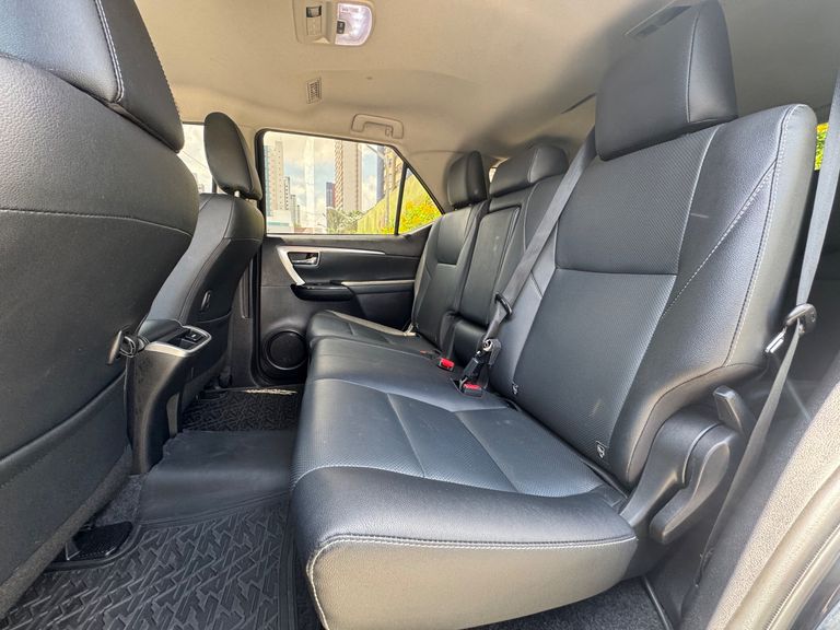 Toyota Hilux SW4 SRX 4x4 2.8 TDI 16V Dies. Aut.